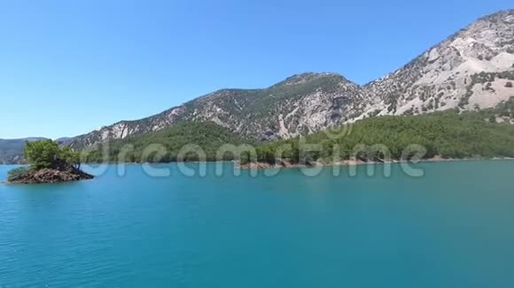 从水到绿峡谷岩石海岸的景色视频的预览图