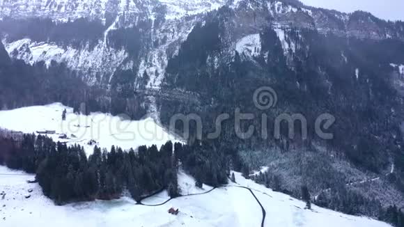 冬天飞越雪山奇妙的瑞士阿尔卑斯山视频的预览图