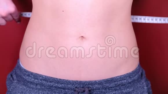 苗条完美的女性身体用卷尺测量腰部视频的预览图