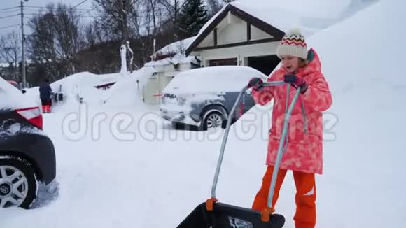 帮助清理雪道的女孩视频的预览图