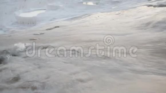 流入Pamukkale热池的水视频的预览图