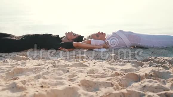 躺在沙滩上的女孩互相抚摸视频的预览图