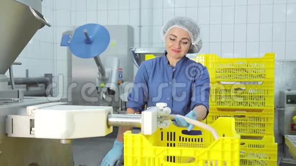 香肠生产线一名员工控制香肠生产线的运行肉类加工厂视频的预览图