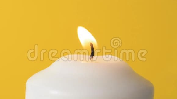 黄色背景上的白色蜡烛火焰视频的预览图