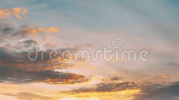 绚丽多彩的日出天空背景视频的预览图