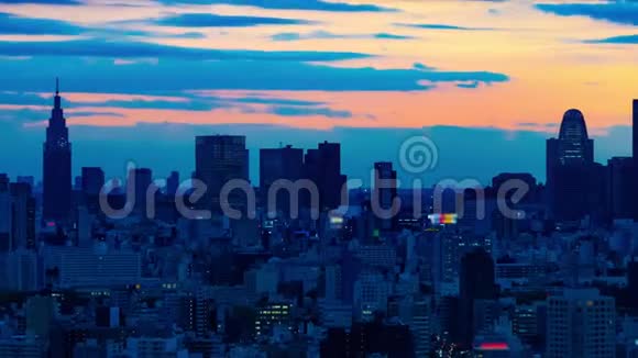 东京城景黄昏时分高角度远镜头变焦视频的预览图