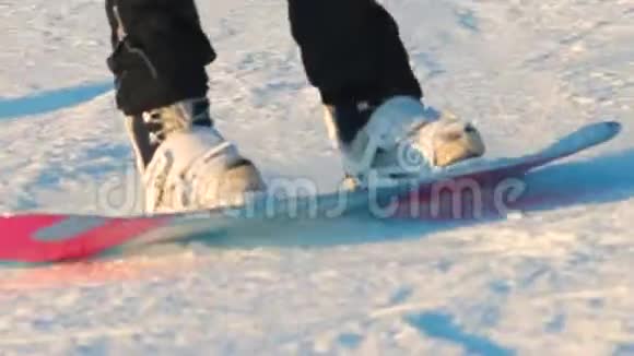 滑雪者的双腿在滑雪板上运动在山上的雪上运动视频的预览图