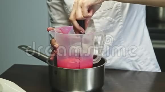 在塑料桶中慢慢搅拌自制的粉红色液体釉视频的预览图