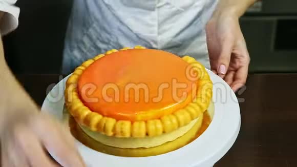 小黄马卡龙装饰橙色釉面圆饼视频的预览图
