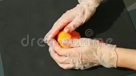 从一小块橘红色的杏仁糖上可以看到手套形状的球视频的预览图
