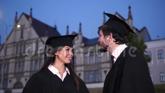 毕业那天快乐的年轻夫妇微笑着对着镜头视频的预览图