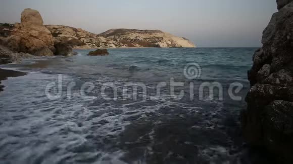 海浪翻滚到阿芙罗狄蒂海滩的岸边视频的预览图