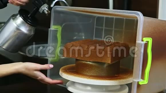 用液体巧克力覆盖现代形状奶油慕斯蛋糕的过程视频的预览图