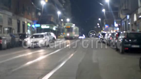 街道上夜间交通光线模糊视频的预览图