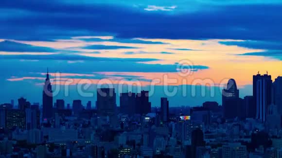 东京城景黄昏时分高角度远镜头倾斜视频的预览图