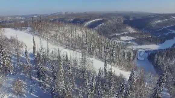 雪山轨道从空中传来视频的预览图