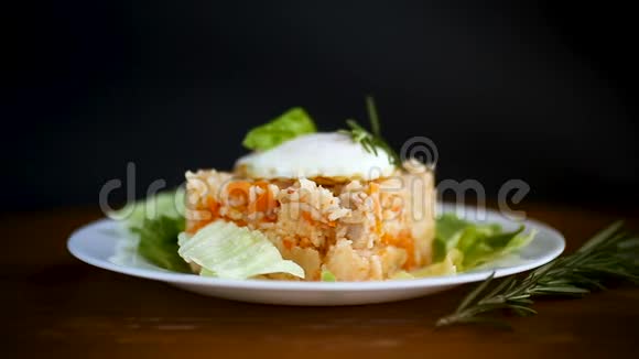 米饭和蔬菜一起煮鸡蛋和沙拉叶放在盘子里视频的预览图