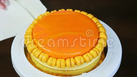 糖果装饰用食用金叶橙釉圆海绵蛋糕视频的预览图