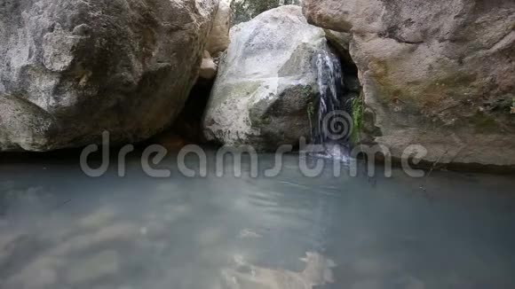 Avakas峡谷中的河流在石头中翻滚视频的预览图