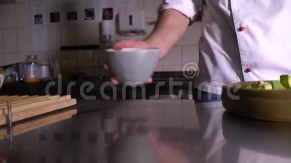 餐厅厨房厨师正在做沙拉加入橄榄油和藜麦视频的预览图