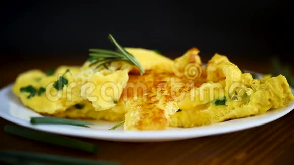 热煎蛋卷和切好的洋葱放在盘子里视频的预览图