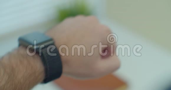 人手使用智能手表与绿色屏幕色度内容触摸显示通信密切连接互联网视频的预览图
