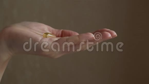 黄软明胶补充鱼油胶囊滴手视频的预览图