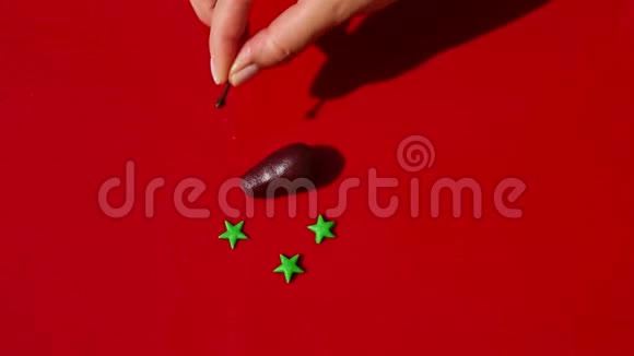 从女性手中可以看到制作杏仁茄子形状糖果的原料视频的预览图