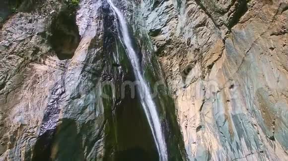 高高的黑石悬崖上有一道长长的高山瀑布视频的预览图