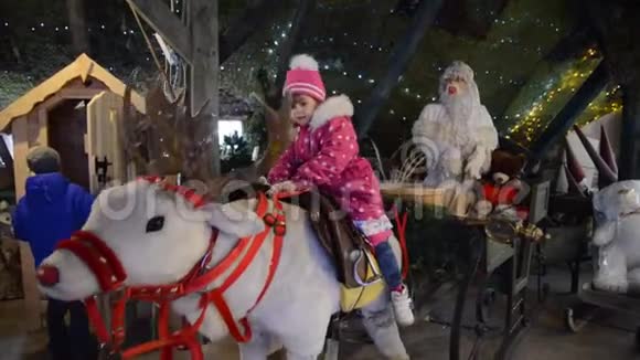 一个小女孩在一家树玩具厂里骑着一只玩具鹿波兰Kentshin视频的预览图