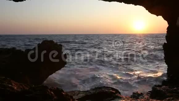 希腊角阿伊亚阿纳吉里洞穴的海景和日落视频的预览图