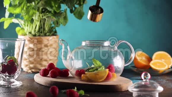 玻璃茶壶视频高清中加入草药茶视频的预览图