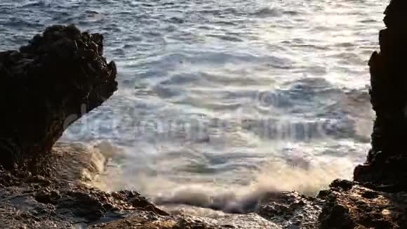 从格雷科角的阿伊亚安阿尔基罗伊洞中看到海浪视频的预览图