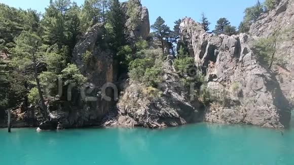 绿色峡谷中有着绿树的岩石海岸视频的预览图