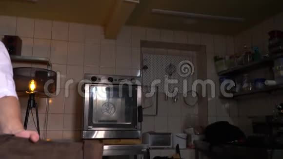 餐厅厨房厨师正拿着刀打开袋子视频的预览图
