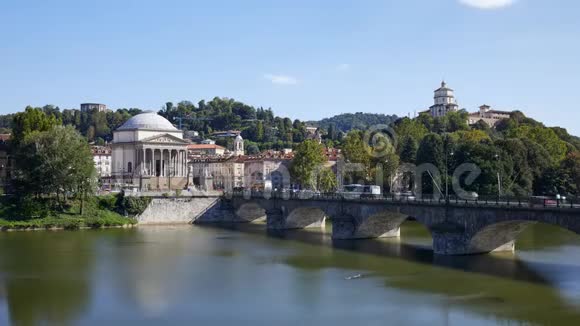 意大利都灵波河和卡布契尼山的大马德雷迪迪奥时光流逝教堂阳光明媚视频的预览图