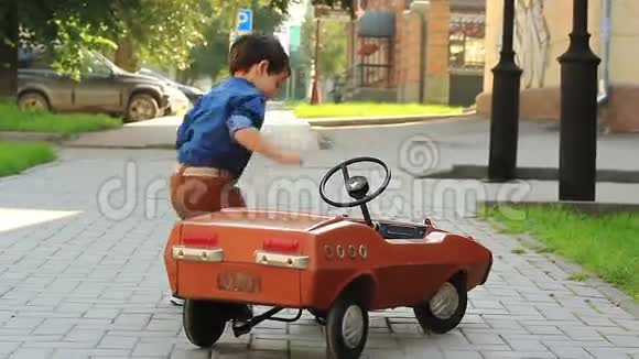 男孩检查一辆玩具车视频的预览图