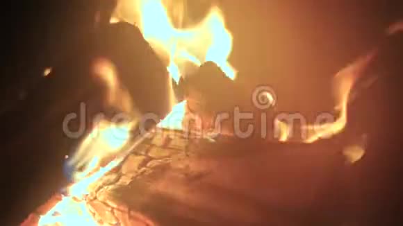 火炉中燃烧的树上的火视频的预览图