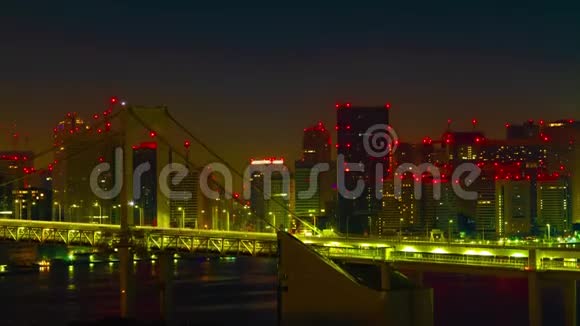 东京海湾地区桥梁高速公路黎明时分的远射倾斜视频的预览图