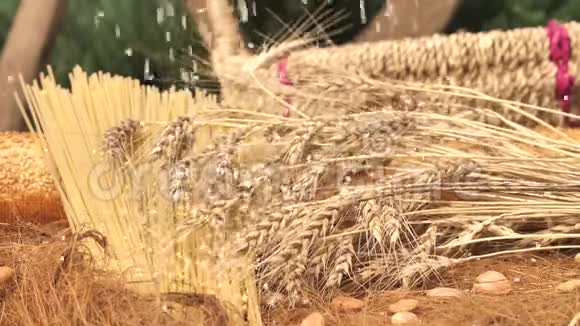 小麦颗粒落在面粉制品上快慢动作视频的预览图