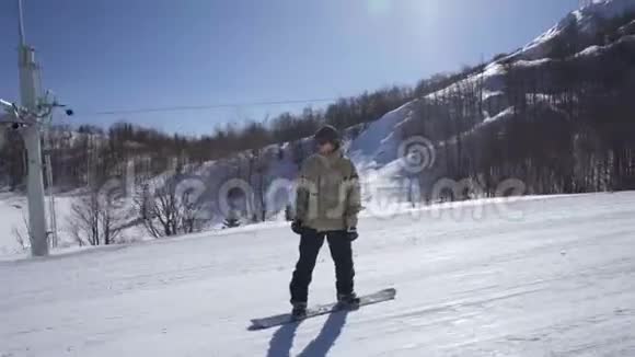 雪板落在雪上视频的预览图