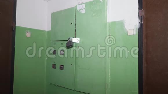 电气箱绿色门的正面视图上面有黑色的锁俄罗斯造得很差的物体侧视图视频的预览图