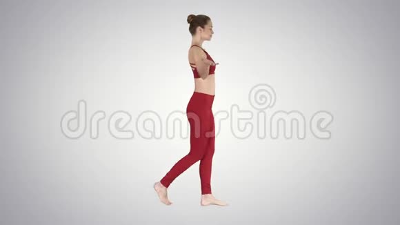 年轻女子练习呼吸运动并在梯度背景下行走视频的预览图