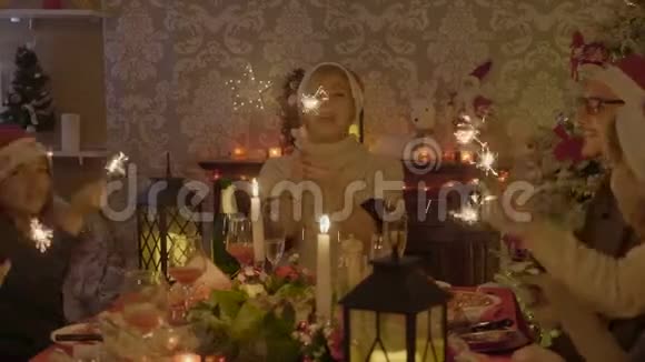 在圣诞节庆祝活动中快乐的母亲和父亲在玩火花视频的预览图