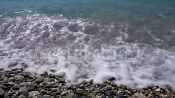沙砾滩上的海浪视频的预览图