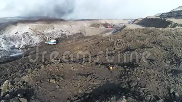煤矿矿井露天高空俯视工业视频的预览图