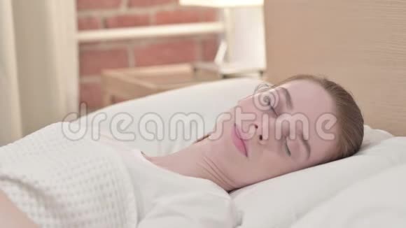 生病的红发青年妇女在床上咳嗽视频的预览图