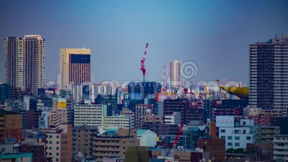东京建筑顶部移动起重机的延时长镜头倾斜视频的预览图