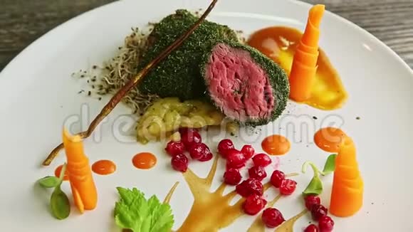 从现代装饰餐厅的肉菜中慢慢缩小视频的预览图
