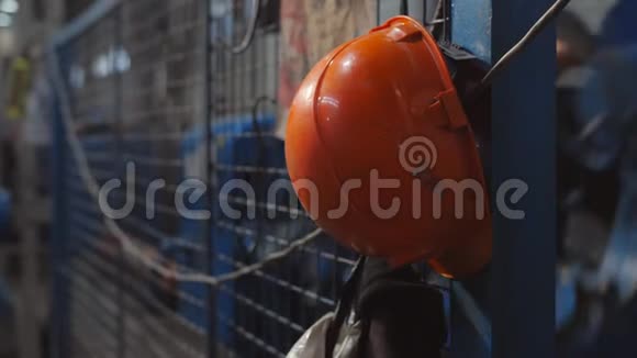 工厂工人橙色头盔的特写视频的预览图